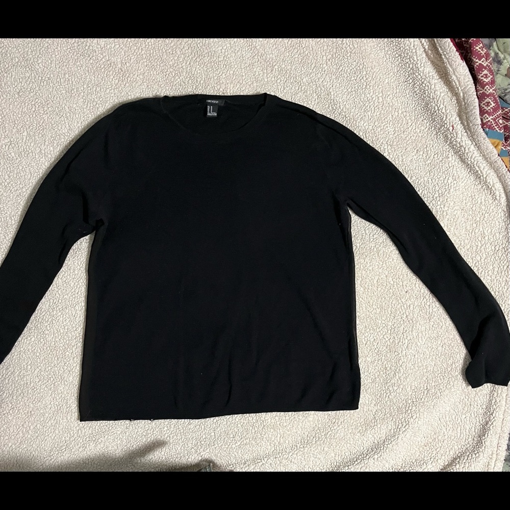 Womens size Medium Forever 21 lightweight sweater. Color black.